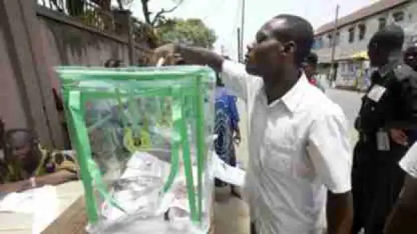 Drama as Bauchi women kiss ballot paper, shout ‘Sai Baba’ before casting vote